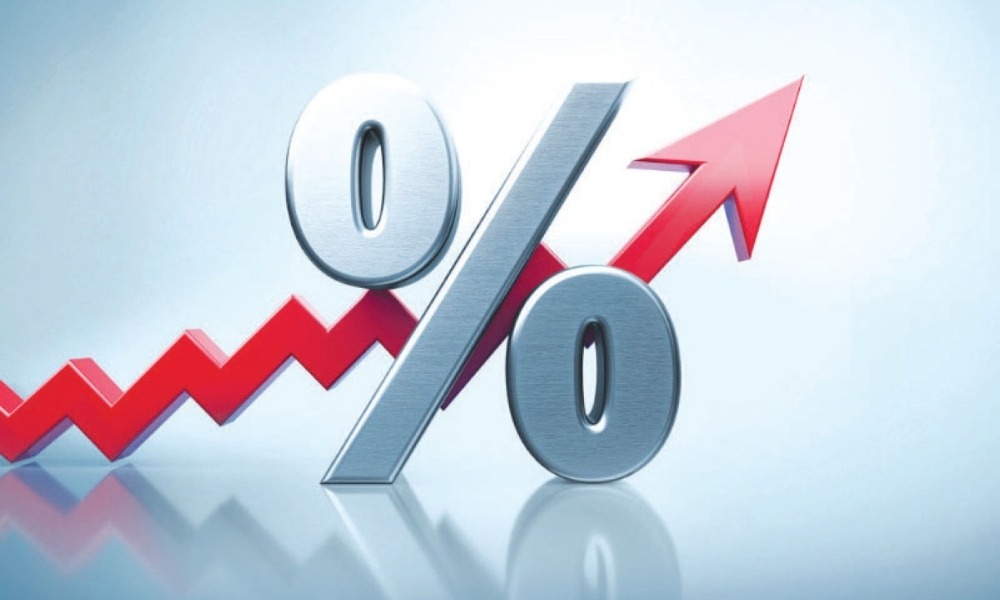 Thâm hụt thương mại có xu hướng gây áp lực làm giảm giá (depreciate) đồng nội tệ của quốc gia đó.